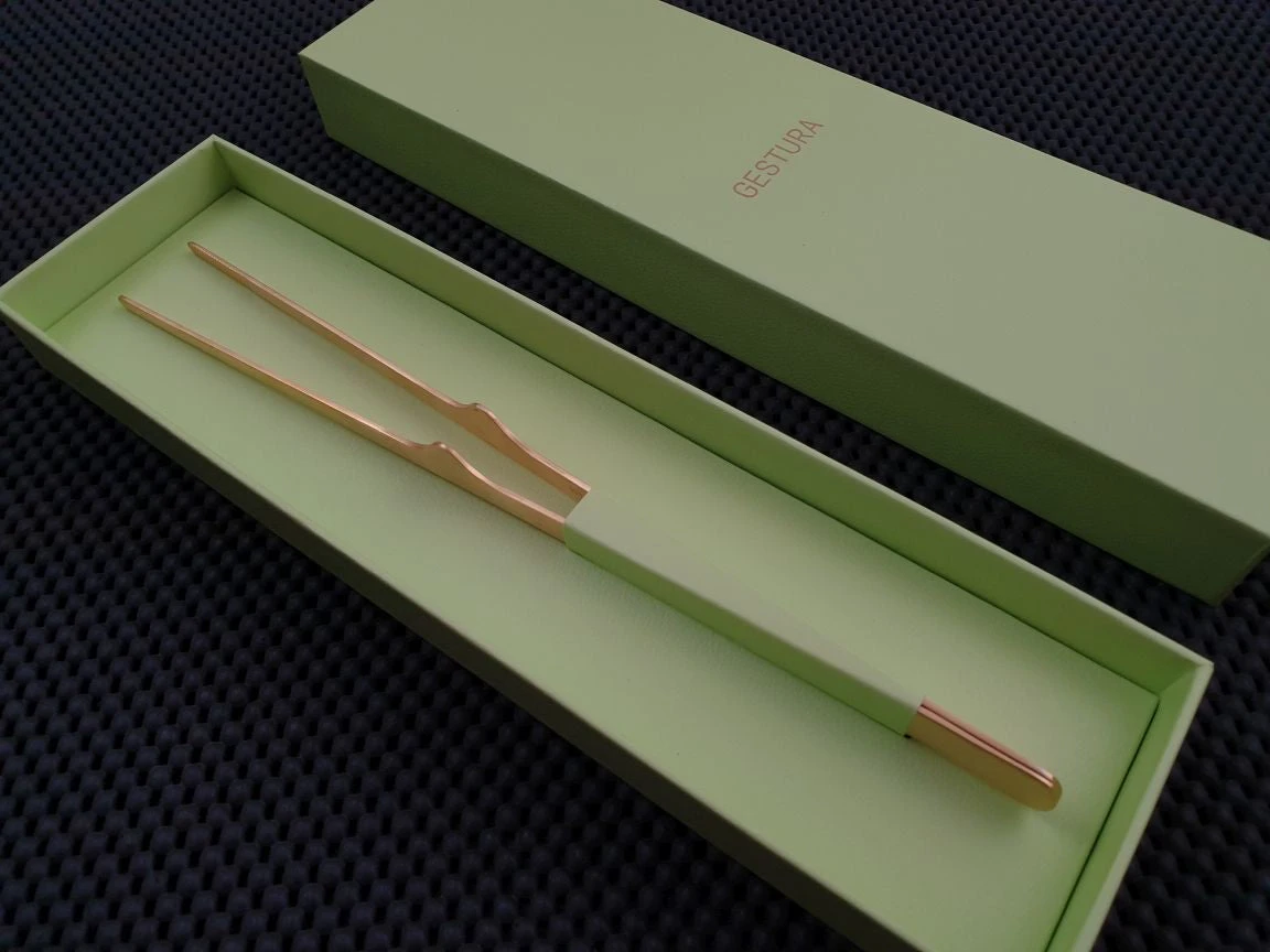 Gestura Utensils | Stando Tweezer - Gold 3 Gestura Utensils | Stando Tweezer - Gold
