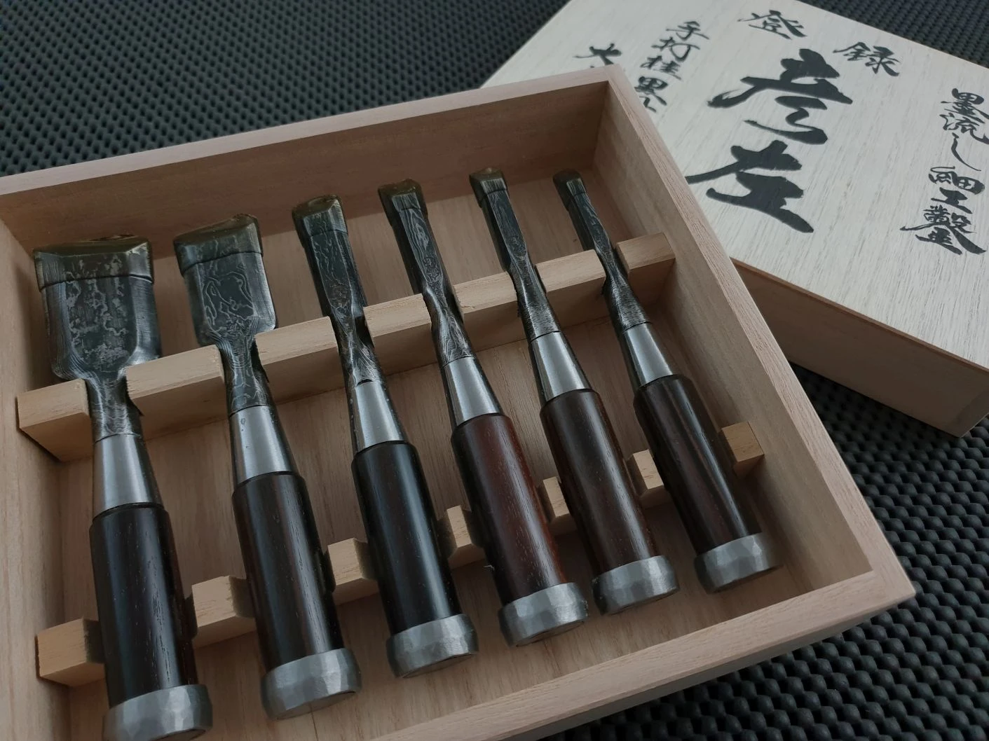 Daitei Suminagashi | 6 Piece Hikoza Mini Bench Chisel Set (Aogami) 3 Daitei Suminagashi | 6 Piece Hikoza Mini Bench Chisel Set (Aogami)