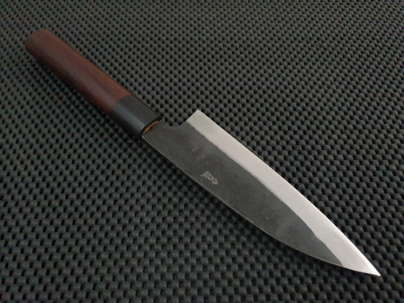 Yoshida Hamono Carbon | 170mm Santoku Knife 4 Yoshida Hamono Carbon | 170mm Santoku Knife - Billede 2
