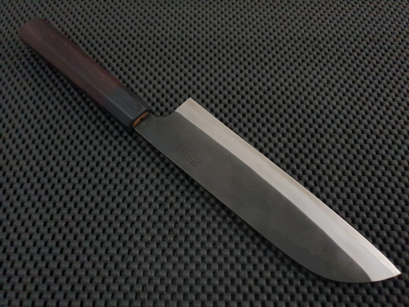 Yoshida Hamono ZDP Kurouchi | 180mm Santoku Knife 4 Yoshida Hamono ZDP Kurouchi | 180mm Santoku Knife - Billede 2