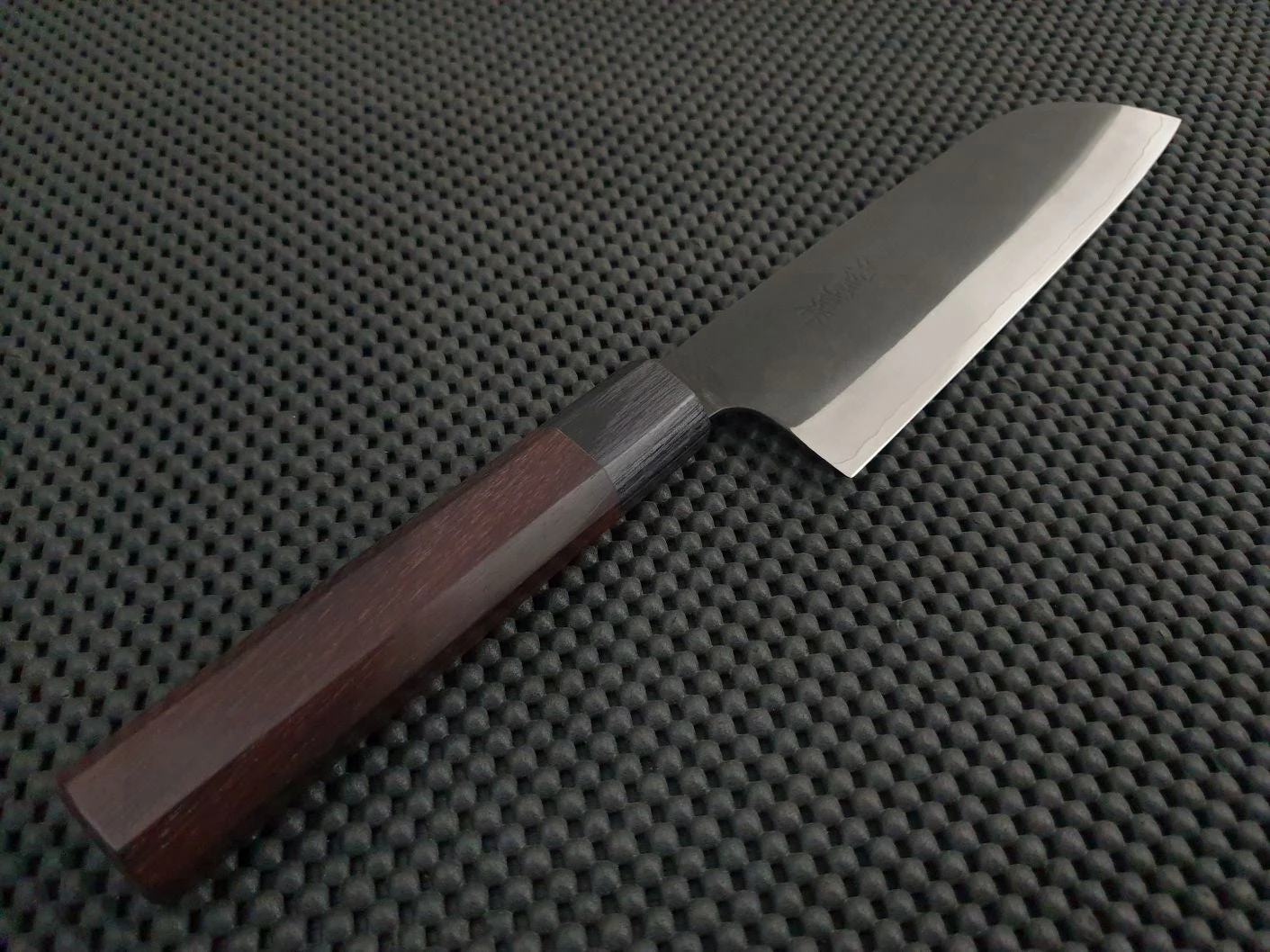 Yoshida Hamono ZDP Kurouchi | 180mm Santoku Knife 5 Yoshida Hamono ZDP Kurouchi | 180mm Santoku Knife - Billede 3