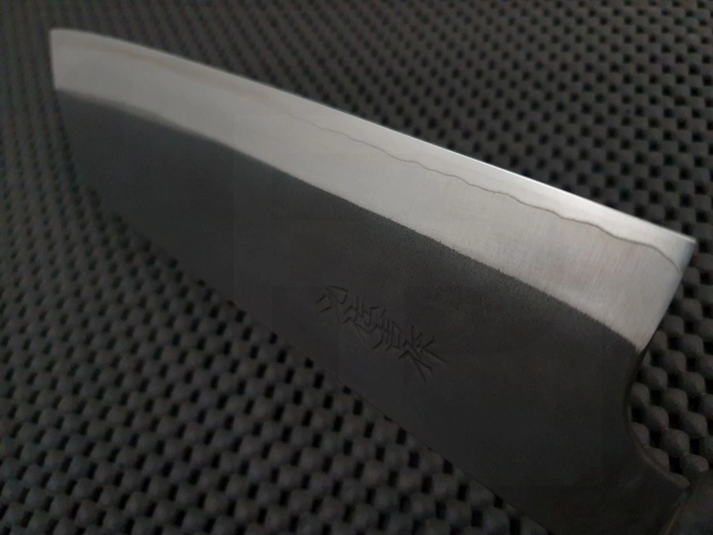 Yoshida Hamono ZDP Kurouchi | 180mm Santoku Knife 6 Yoshida Hamono ZDP Kurouchi | 180mm Santoku Knife - Billede 4